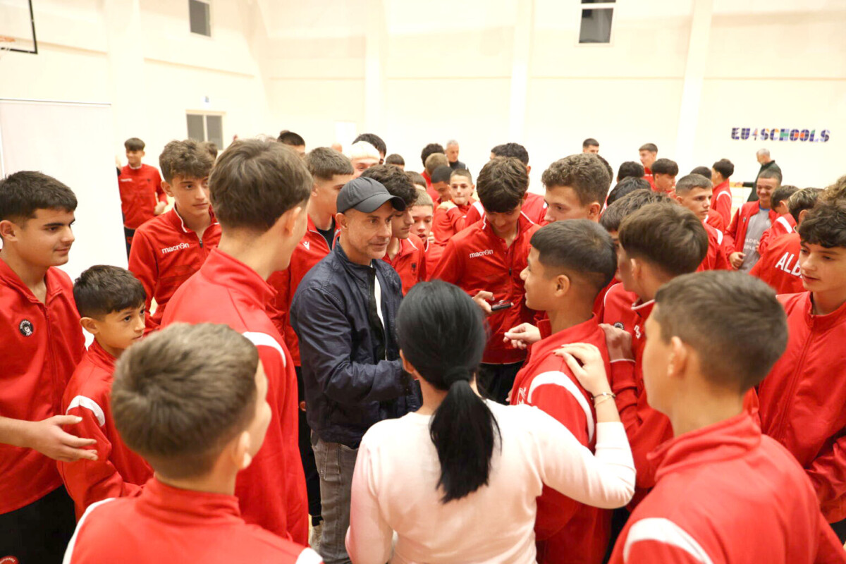 Silvinjo viziton “Elite Youth Academy” dhe motivon të rinjtë: Kam qarë, por s’u dorëzova