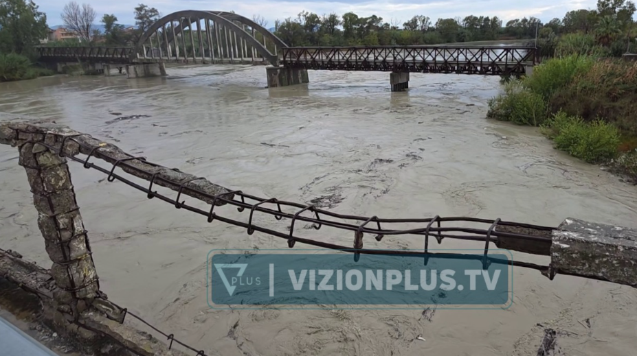 Situata e përmbytjeve në vend, AKMC stacionohet te ura e Mifolit, Çako dhe Vengu monitorojnë nga afër situatën