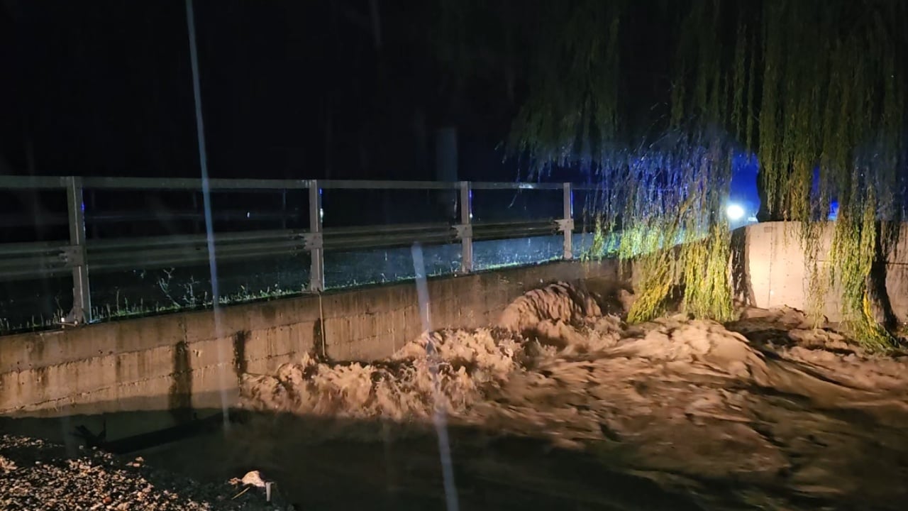 Situata e rënduar e reshjeve në Korçë, përroi del nga shtrati dhe rrezikon banesat