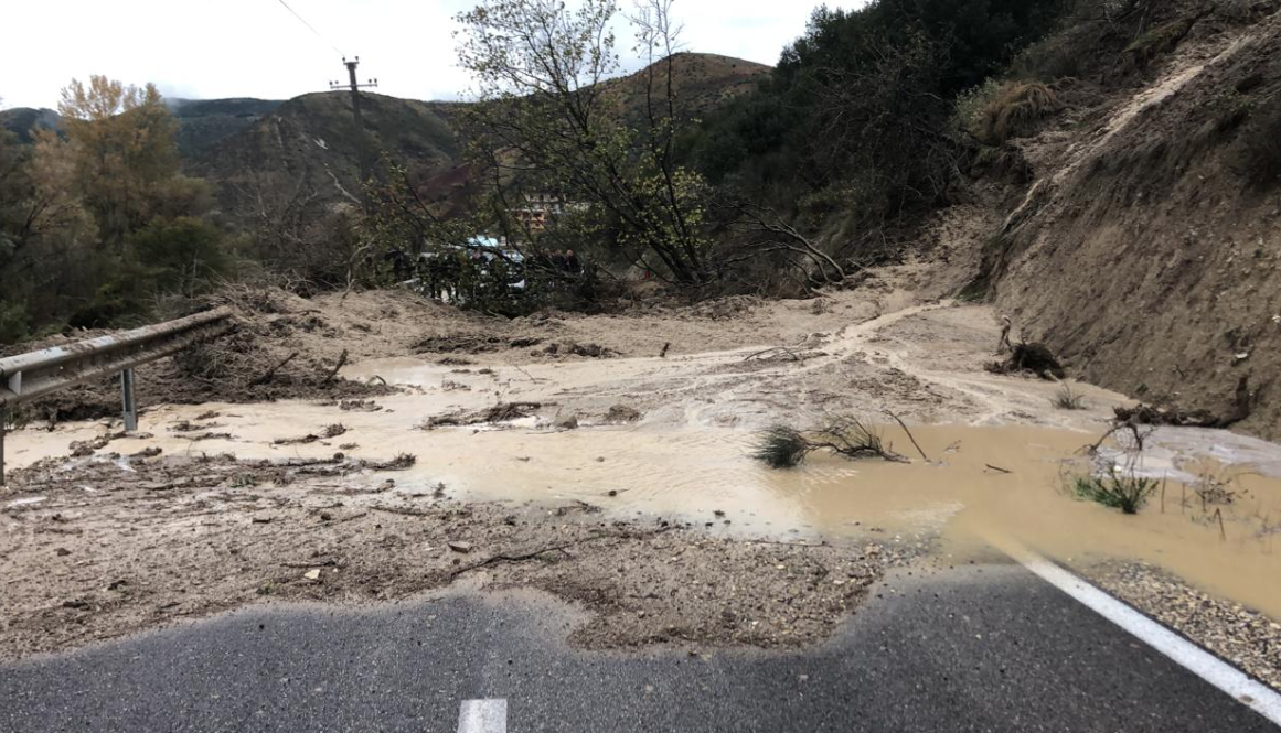 Situata me motin e keq në Vlorë/ Rrëshqitje dherash në aksin Peshkëpi – Poçem, bllokohet qarkullimi