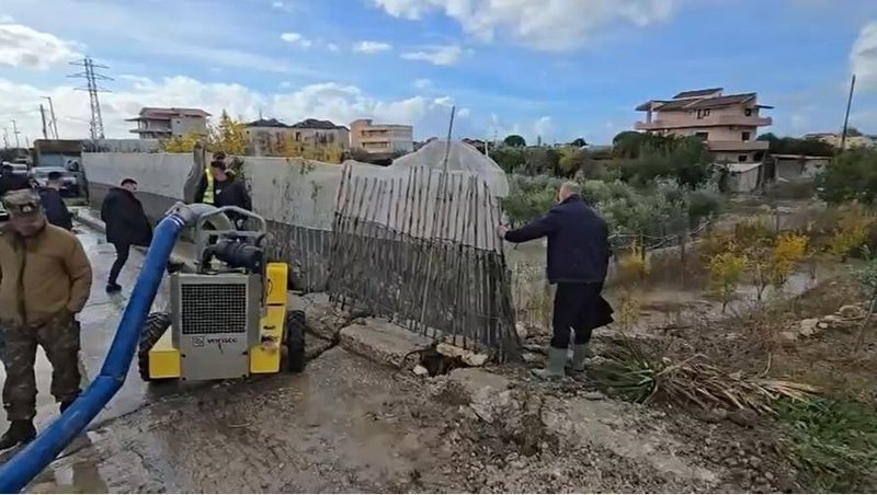 Situata nga përmbytjet në Novoselë, ushtria ndërhyn për largimin e ujit dhe evakuimin e banorëve