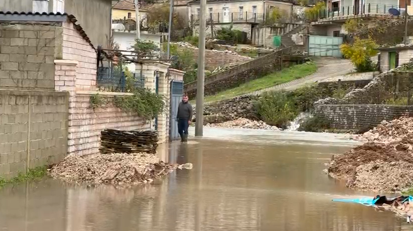 Situata nga reshjet e shiut, Ministria e Mbrojtjes: Prani uji në disa banesa dhe bllokim të disa rrugëve. FA dhe strukturat civile, në terren