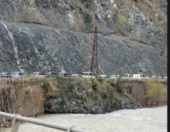 Situatë kaotike/ Radhë kilometrike në aksin Librazhd-Elbasan, lëvizja e automjeteve e bllokuar prej disa orësh