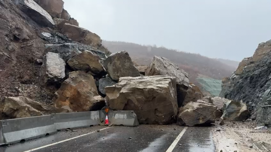 Situatë kritike në aksin Qukës-Qafë Plloç/ Rrëshqitje masive gurësh dhe bllokim i plotë i rrugës