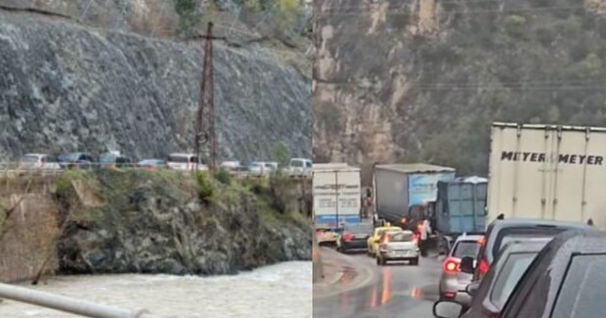 Situtatë kaotike/ Trafiku i rënduar “paralizon” aksin Librazhd-Elbasan, automjetet e bllokuara prej orësh