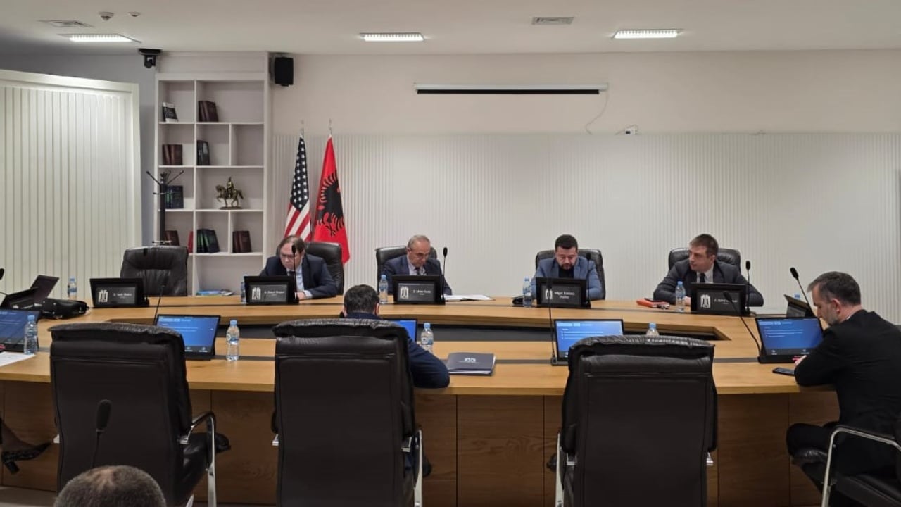 “Sjellje të padenja dhe pa vetëpërmbajtje në zyrën e drejtuesit të Prokurorisë”, KLP nuk pranon propozimin e ILD-së për masë disiplinore ndaj magjistrates në Sarandë