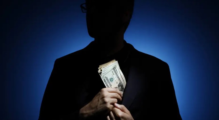 Skandal korrupsioni në Ukrainë, dy ministra dhanë dorëheqjen! Në qendër të hetimeve bashkëpunëtori i afërt i Zelenskit