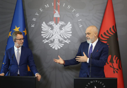 Skandal/ Rama cënon gazetaren, nuk e lejon të pyesë për çështjen e Ballukut në konferencën me ambasadorin e BE