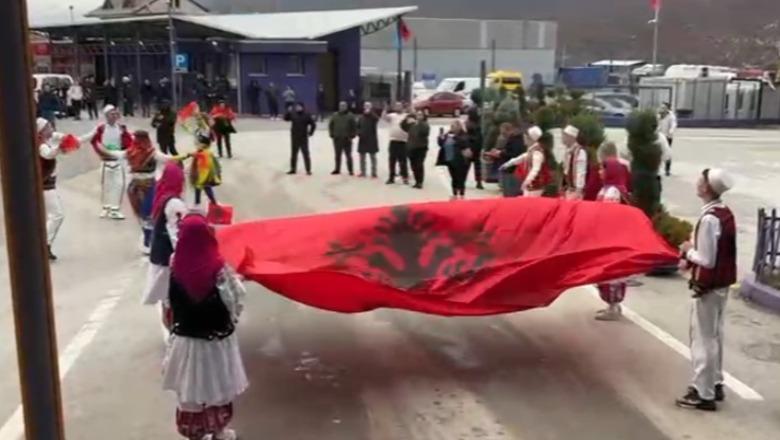 Skenë e vërtetë festive/ Të rinjtë nga Kosova e Shqipëria, ia marrin valles në kufirin e përbashkët