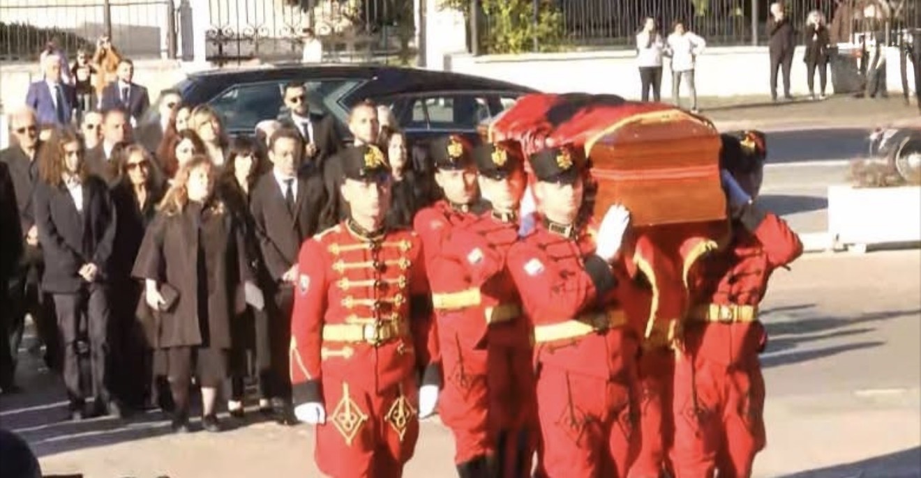 Sot homazhet për Fatos Nanon, arkëmorti mbërrin në Pallatin e Kongreseve