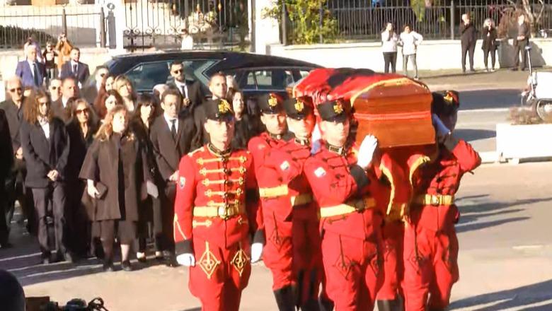Sot homazhet për Fatos Nanon/ Mbërrin në Pallatin e Kongreseve arkëmorti i ish-kryeministrit (VIDEO)