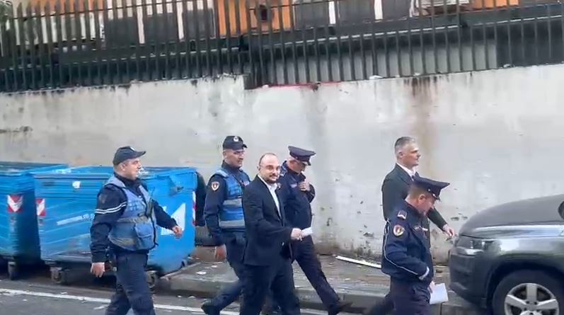 Sot seanca për Ballukun dhe drejtorët/ Mbërrijnë në GJKKO Gjyli dhe Elezi të shoqëruar nga policia