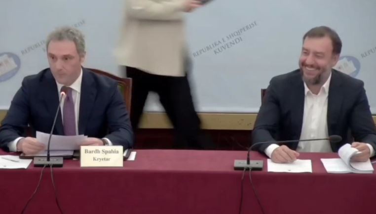 Spahia ironizon deputetët socialistë: Vetëdeklaroni gjininë që të dimë si t’ju trajtojmë