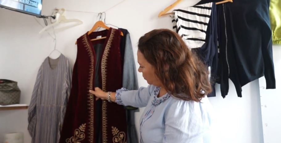 Stilistja Bona Karamano rikthen traditën shqiptare në modë moderne dhe unike: Veshjet e mia pëlqehen nga të huajt, sidomos nga francezët