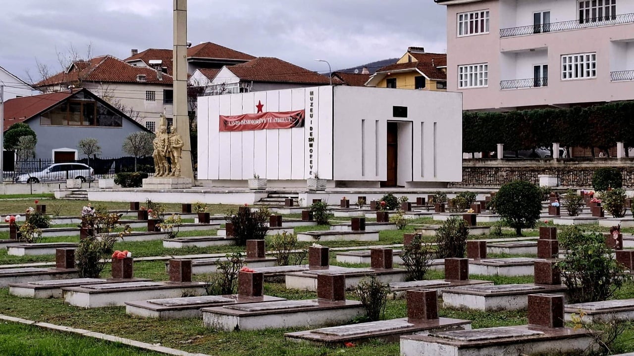 Studiuesi Auron Tare publikon foto nga Varrezat e Dëshmorëve: Nderohesh më mirë nëse je pushtues i vrarë në Shqipëri, sesa shqiptar i vrarë për Shqipërinë