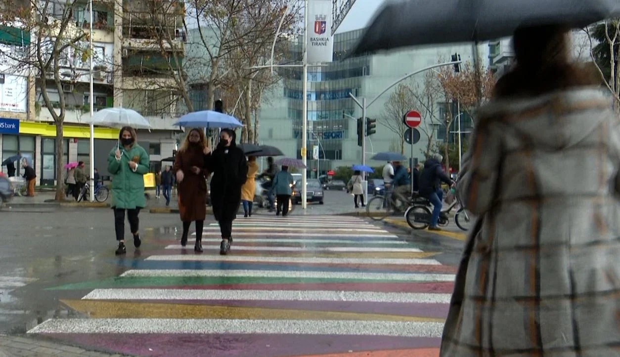 Stuhi, rrebeshe dhe rrufe! Meteorologia paralajmëron qytetarët: Mos lëvizni pa arsye. Fundjava sjell dëborë