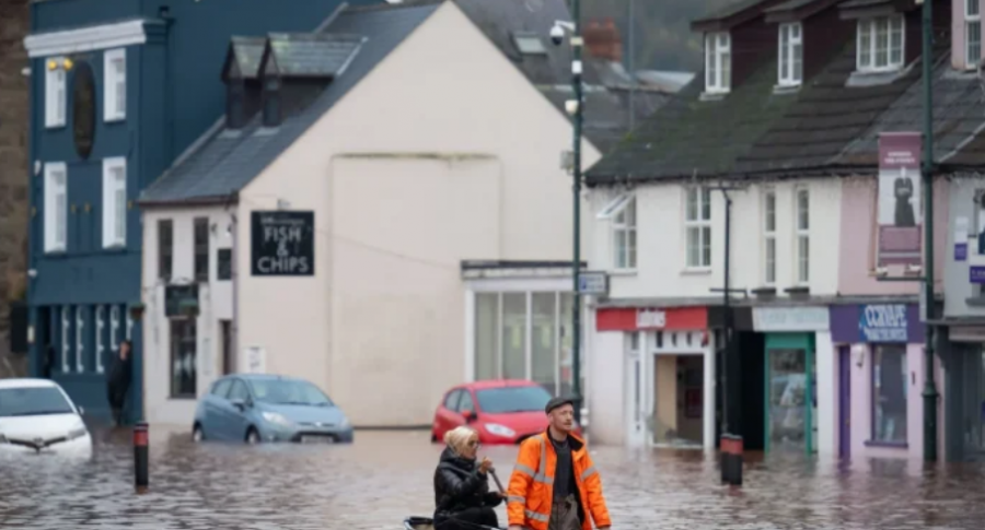Stuhia ‘Claudia’ godet Uellsin, përmbytjet ‘pushtojnë’ rrugët e banesat
