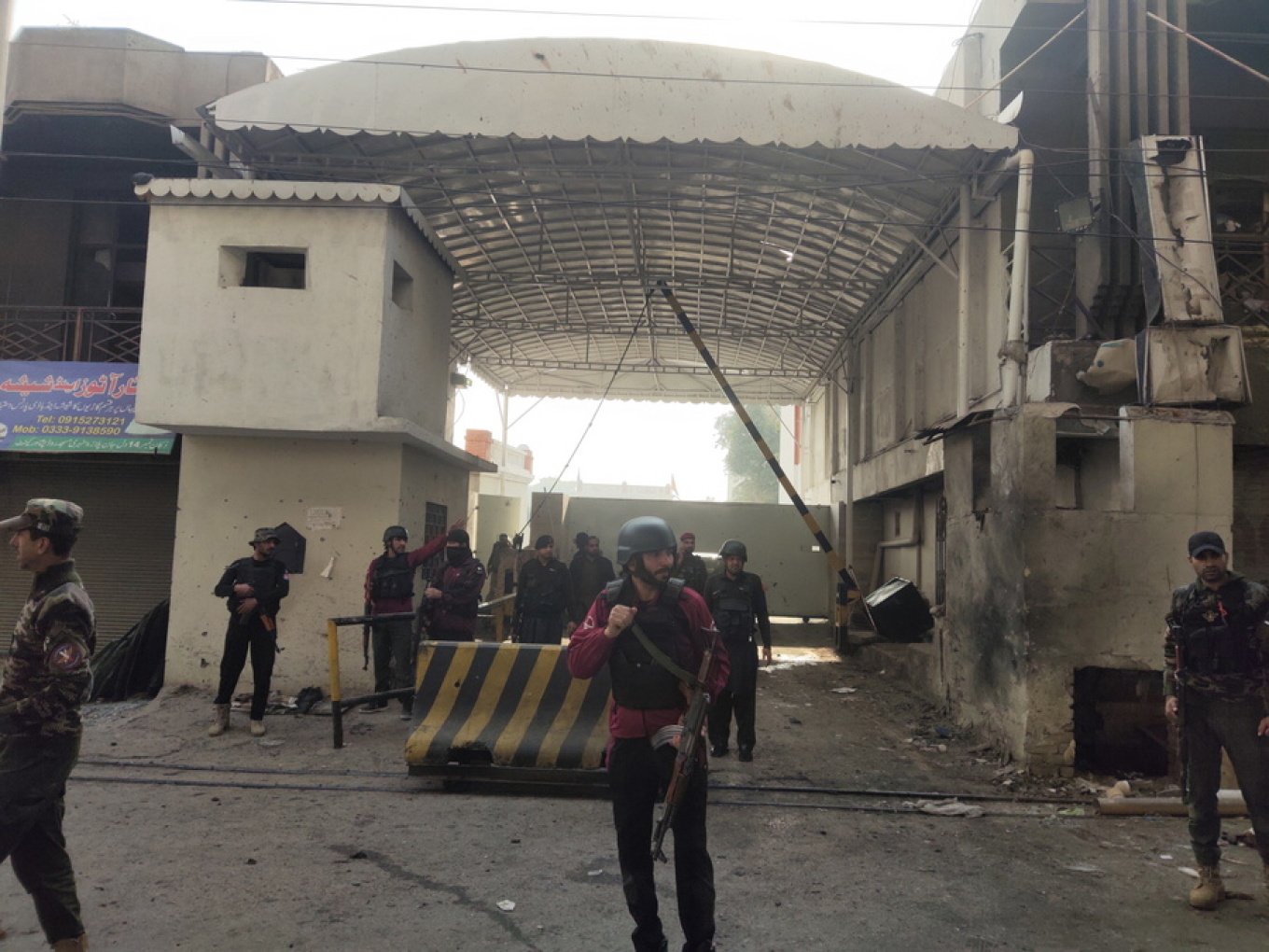 Sulm kamikaz në selinë e Forcave të Sigurisë Kufitare në Pakistan, të paktën 3 të vdekur