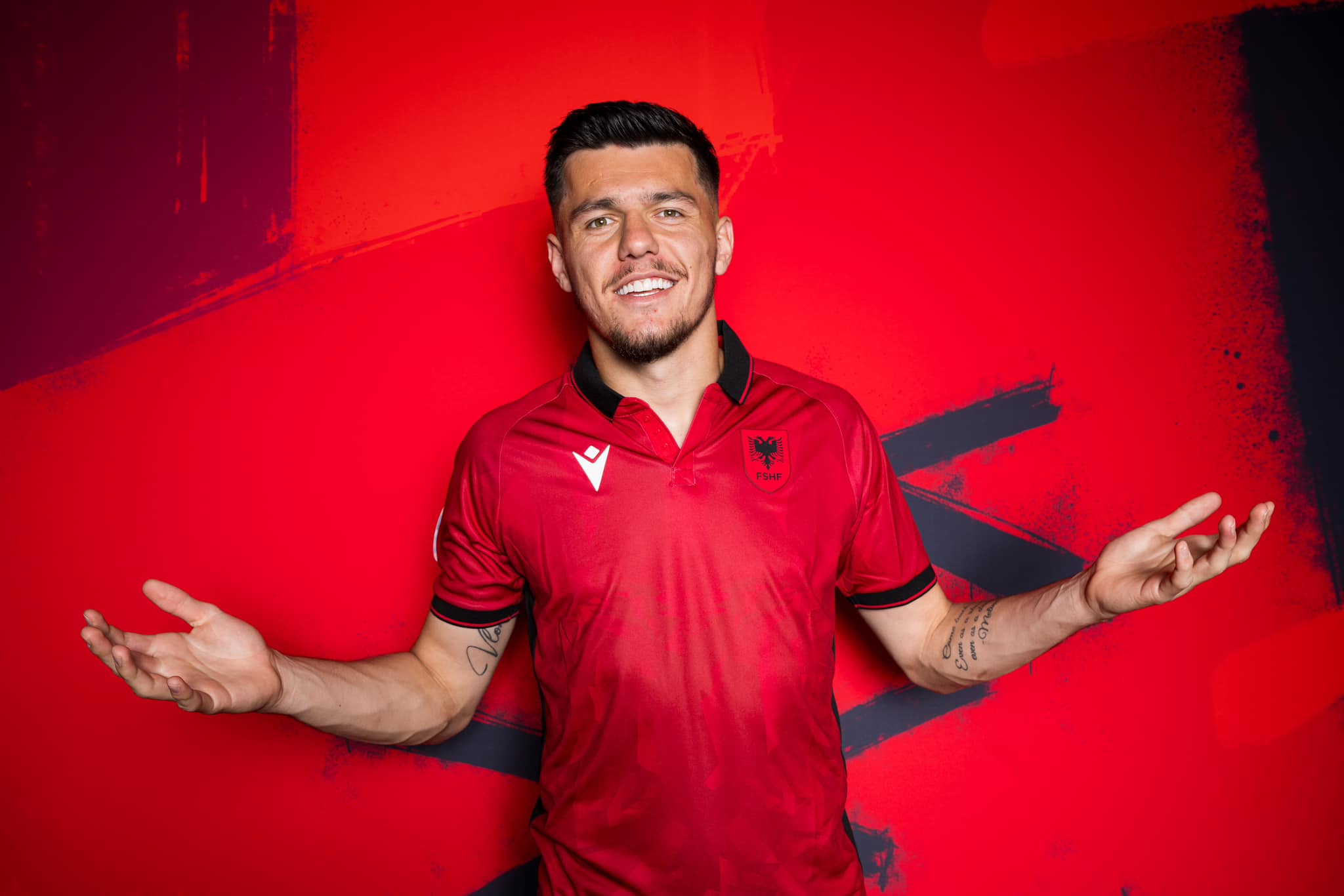 Sulmuesi kuqezi Mirlind Daku uron për 28 Nëntor: Gëzuar Ditën e Flamurit