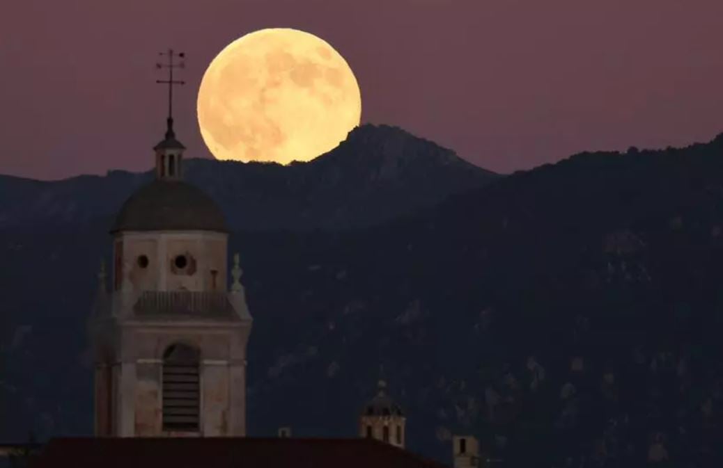 Superhëna dhuron spektakël, fotot më të bukura të shkrepura nëpër botë
