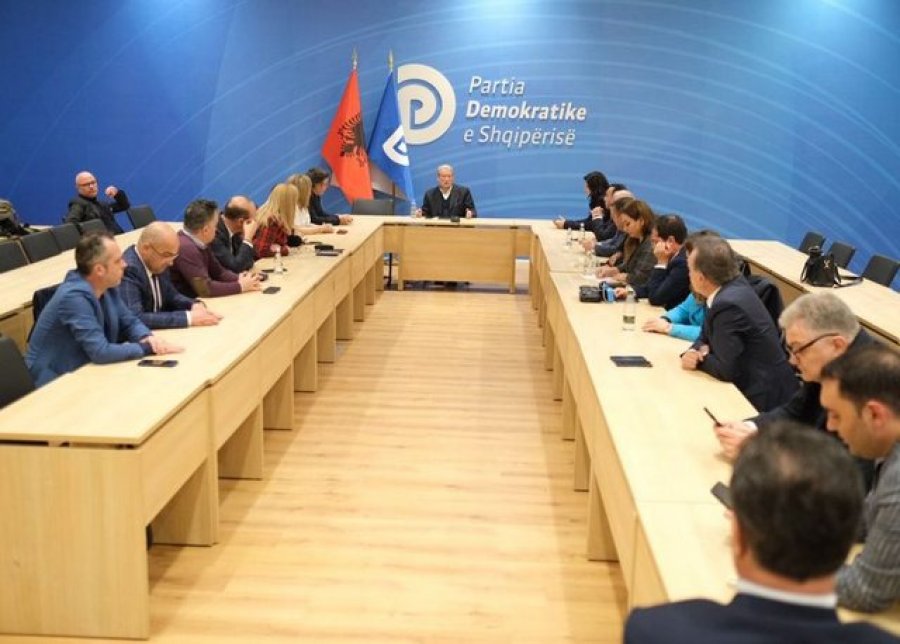 SYRI TV/ PD mbledhje urgjente e grupit parlamentar: Do të shkohet drejt protestës kombëtare