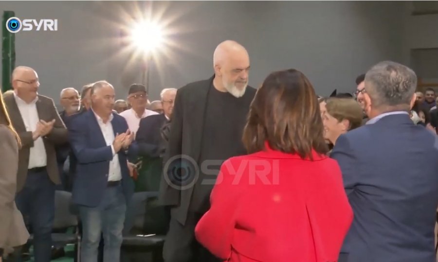 SYRI TV/ Qytetarët e Tiranës kryqëzojnë Ramën: Takim i sikletshëm në Njësinë 2