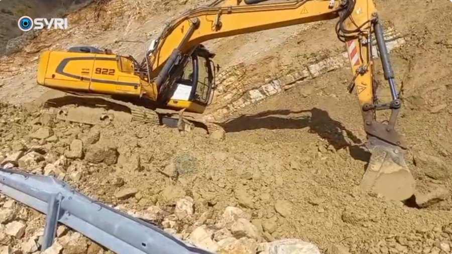 SYRI TV/ Rreshjet e shiut shkaktojnë probleme në rrugën Kolonjë-Golem
