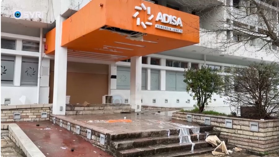 SYRI TV/ Vidhet ish-qendra Adisa në Gjirokastër, grabitësit kanë marrë pajisje kompjuterike