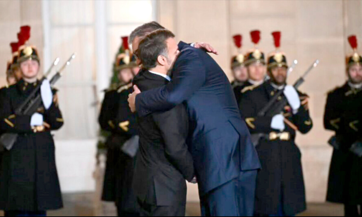 Takimi me Macron tregon dëshpërimin e tij, si po përpiqet Vuçiç të blejë për herë të fundit mbështetje nga Perëndimi