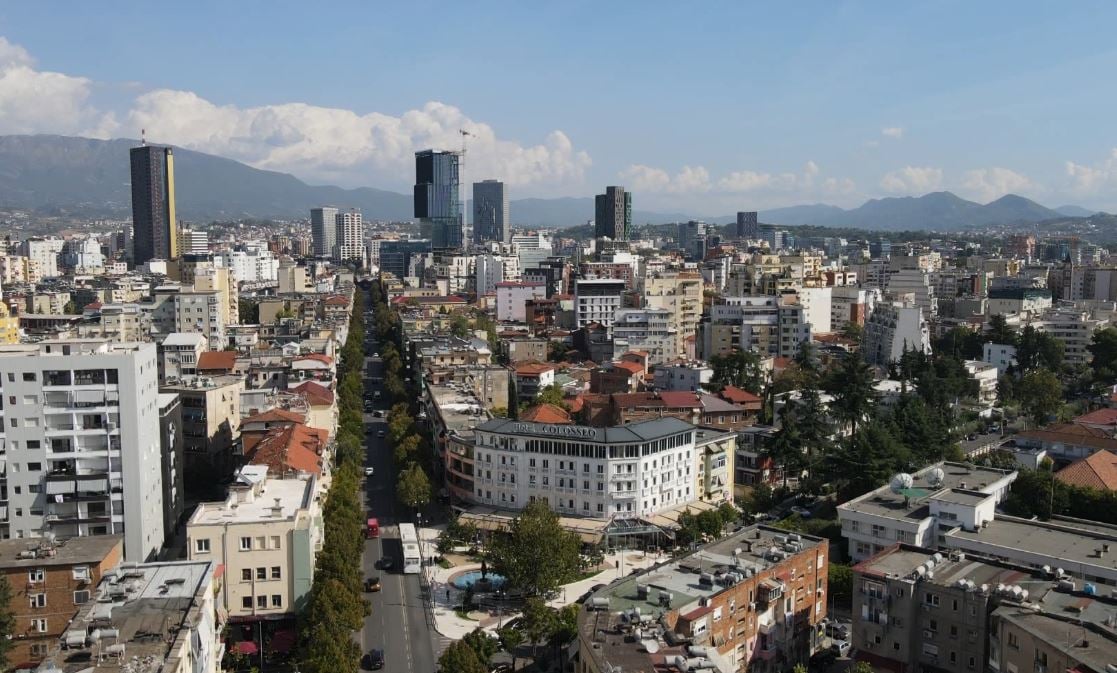 Taksat që ndryshojnë/ Shtohen ato mbi karburantet, ulet kufiri për pagesat me para në dorë