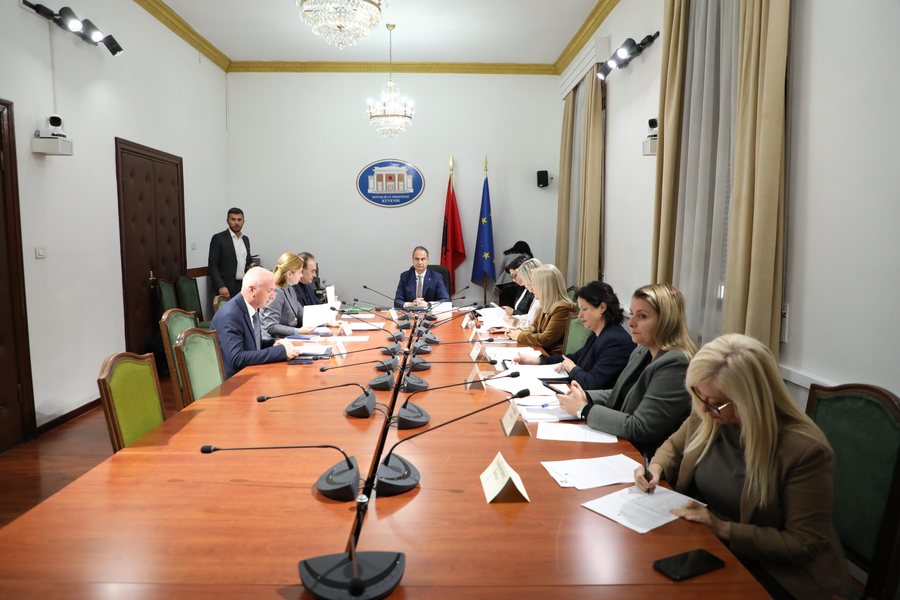 Tallja paq e deputetit demokrat me “barazinë gjinore” dhe votuesit e saj