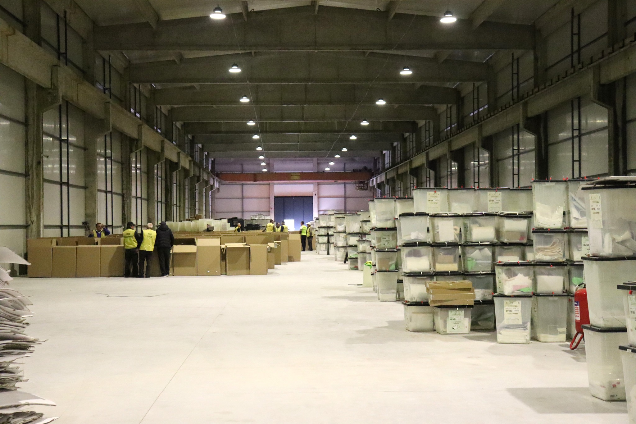 Të dielën mbahen zgjedhjet e pjesshme, KQZ nis shpërndarjen e materialeve zgjedhore