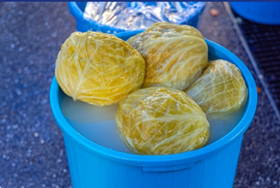 Të gjithë e hamë në dimër, por pak njerëz e dinë se çfarë i bën në të vërtetë lakra turshi trupit