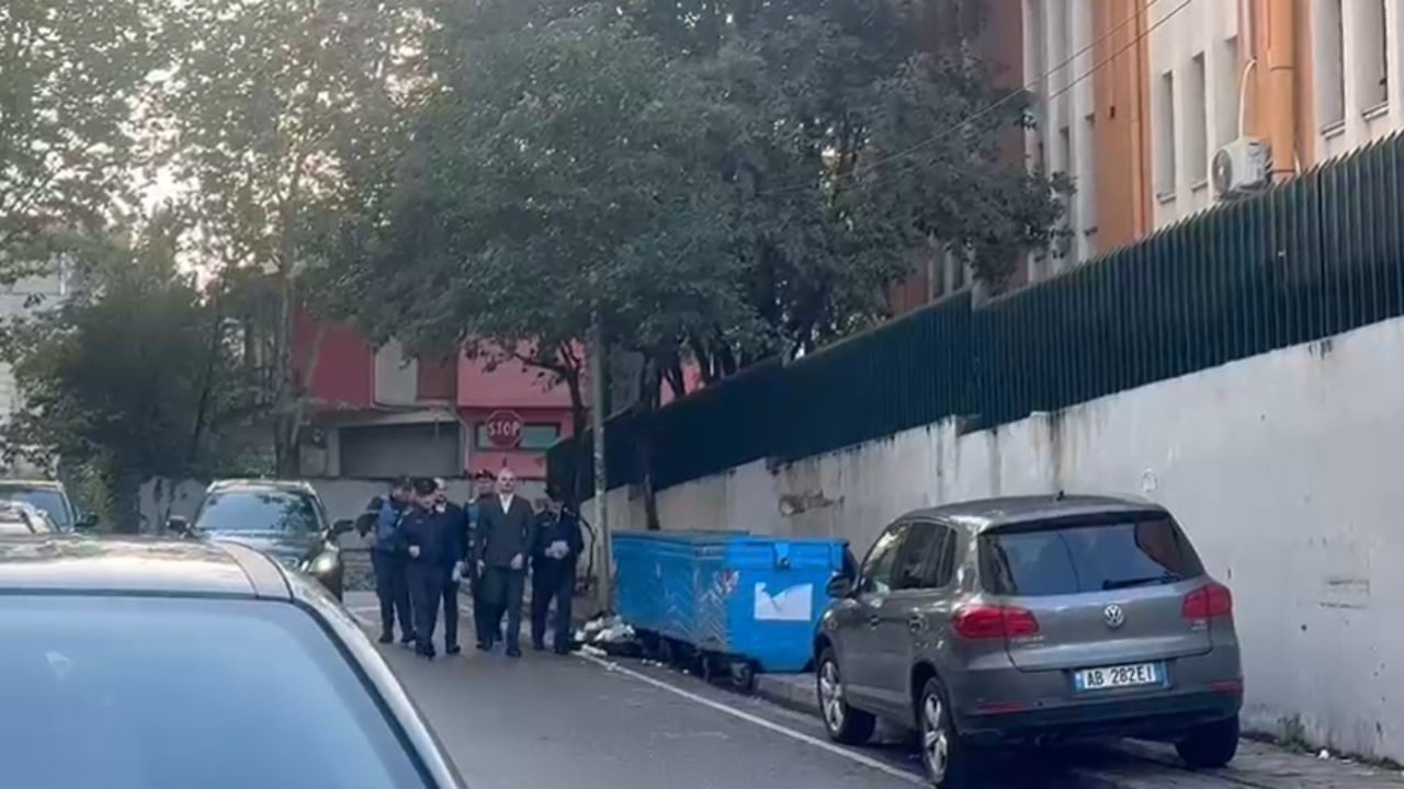 Të shoqëruar nga policia, Erald Elezi dhe Gentian Gjyli paraqiten në GJKKO, priten të njihen me masën e sigurisë