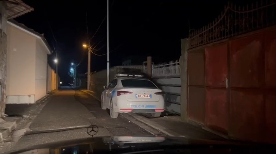 Të shtëna me armë në një banesë në Elbasan, policia në kërkim të autorit