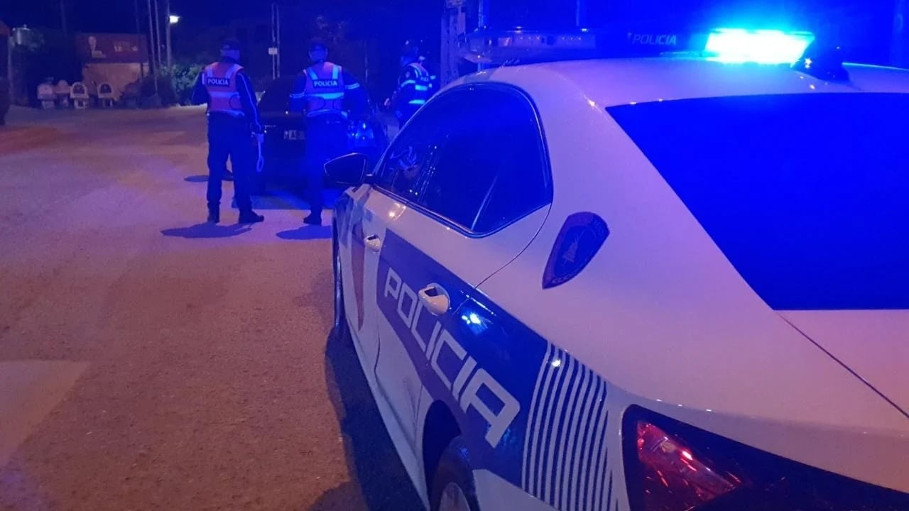 Të shtëna me armë në një banesë në Elbasan, reagon policia