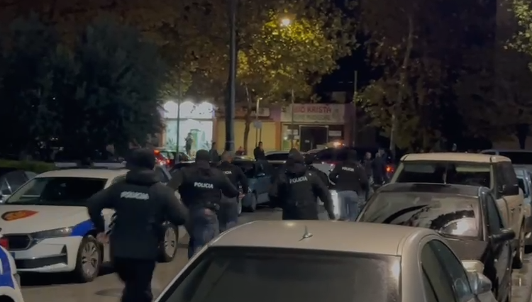 Të shtëna me armë zjarri në Fier, policia blindon zonën