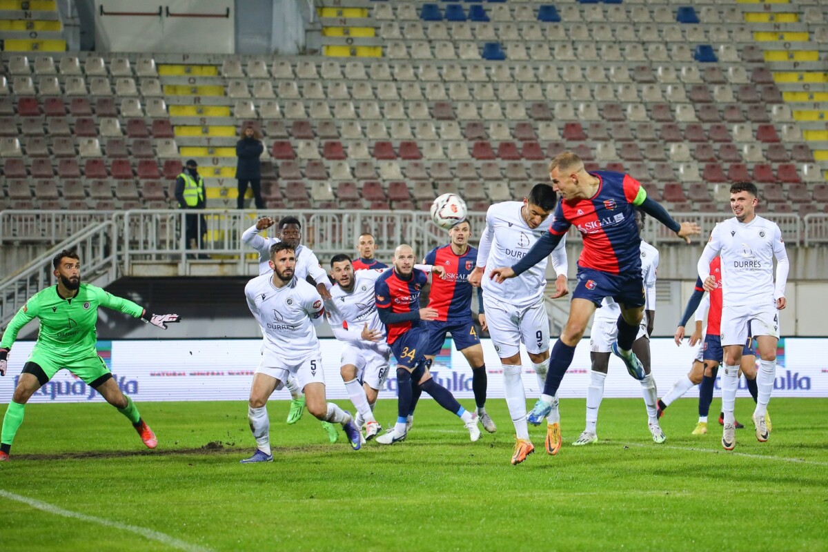 Tension në minutat e fundit në ndeshjen Vllaznia-Dinamo, policia futet në tribunë