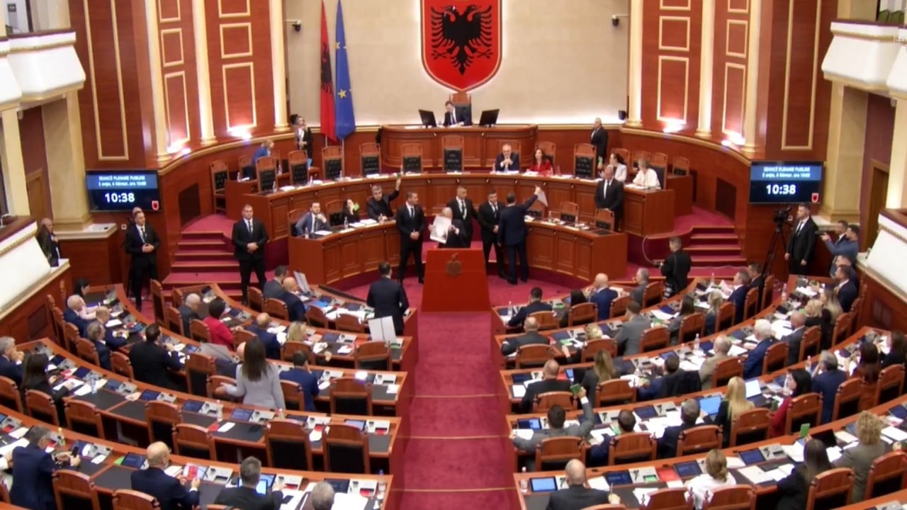 Tensione në Kuvend/ Peleshi i ndërpret fjalën, Berisha i shkon afër, rrethohet nga Garda