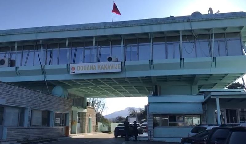 Tentuan të fusin mallra kontrabandë, arrestohet një nga shoferët e autobusit të linjës Athinë-Tiranë