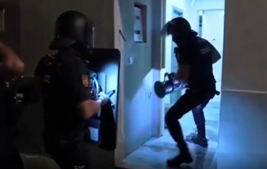 Thasë me euro dhe tonelata drogë/ Dalin pamjet nga goditja e kartelit shqiptar, mes të arrestuarve një polic dhe një avokat