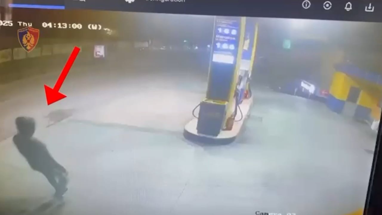 Tiranë: Vodhi automjetin dhe përplasi dy makina të parkuara