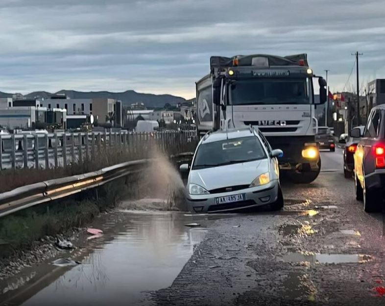 Tiranë-Vorë në gjendje të degraduar, amortizimi i rrugës shkatërron makinat