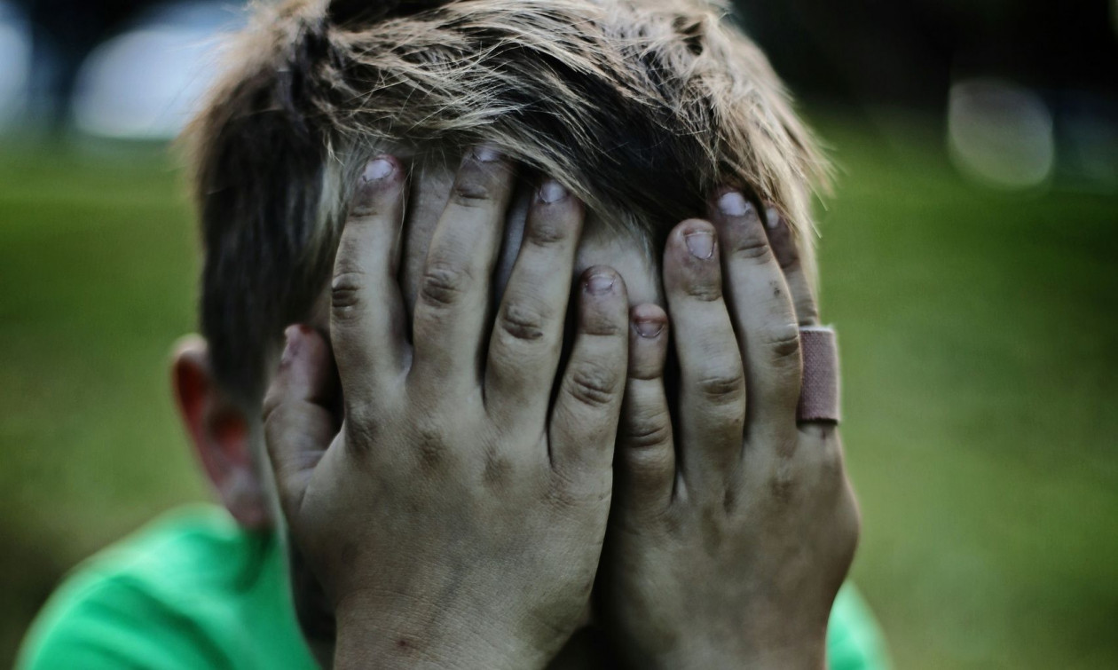 Tmerr në Athinë/ Daja ngacmoi sek*ualisht nipërit 2 dhe 4 vjeç, bashkëpunoi me shqiptarin h*mo*eksual: E bëra që të kënaqja…Çfarë iu gjet në telefon