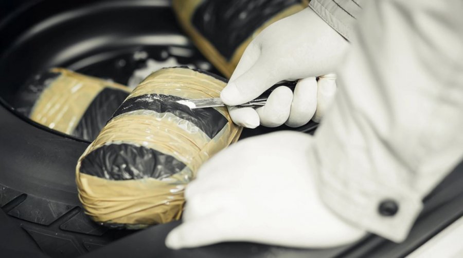 Trafikoi 1.2 tonë kokainë nga Ekuadori deri në Rusi, prangoset në Athinë shqiptari që drejtonte kartelin