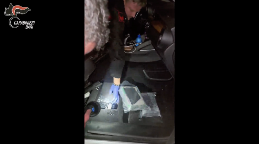 Transportonte kokainë dhe para, arrestohet 21-vjeçari shqiptar në daljen e autostradës Bari Nord