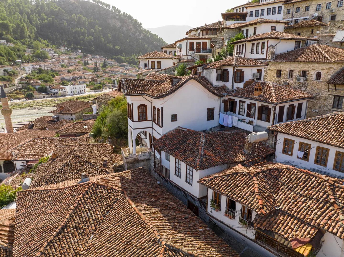 “Travel and Tour World”: Turistët ndërkombëtarë “pushtojnë” qytetin historik të Beratit