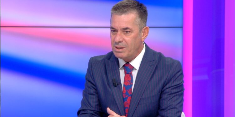“Treguan humnerën mes politikës dhe qytetarëve”/ Zgjedhjet e 9 nëntorit, reagon ashpër analisti: Ishin kambanë alarmi
