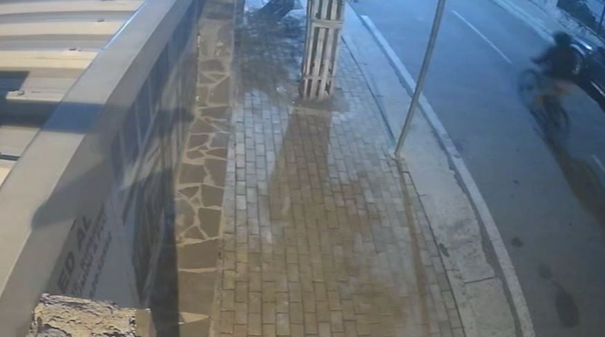 Tritoli në shtëpinë e Xhelal Mziut/ Dalin pamjet, autori u largua me biçikletë, dyshohet se…