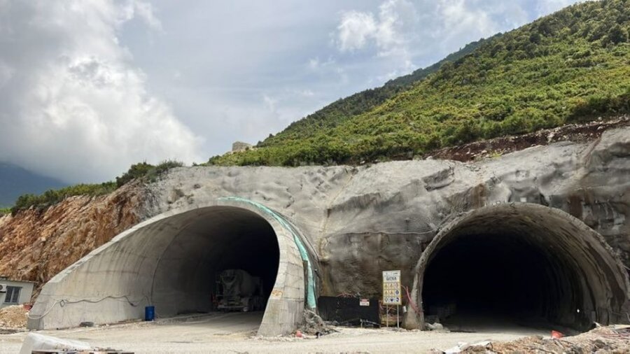 Tuneli Llogarasë, Gjokutaj: Mbrëmë, në gjumë edhe Bela edhe KM raportohet se belbëzonin fjalë, Llogarai, Llogarai, maskarai